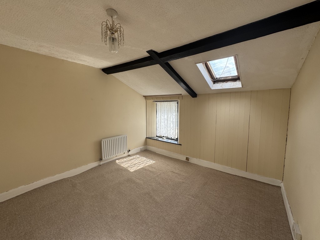 Lot: 178 - DETACHED COTTAGE FOR IMPROVEMENT AND REPAIR WITH LARGE GARAGE - Bedroom two